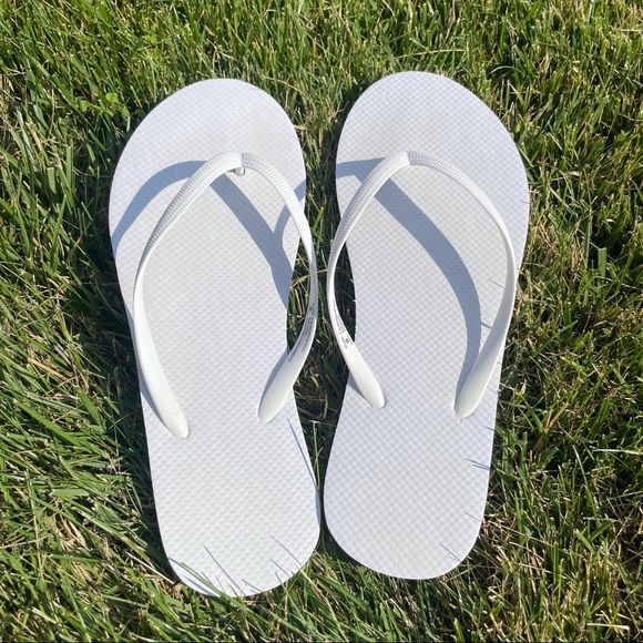 white flip flops - Picture 1 of 3